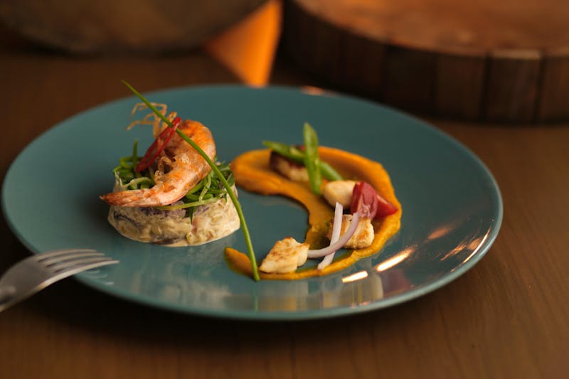 Restaurant à bord La Meridionale — cuisine méditerranéenne traversée Corse